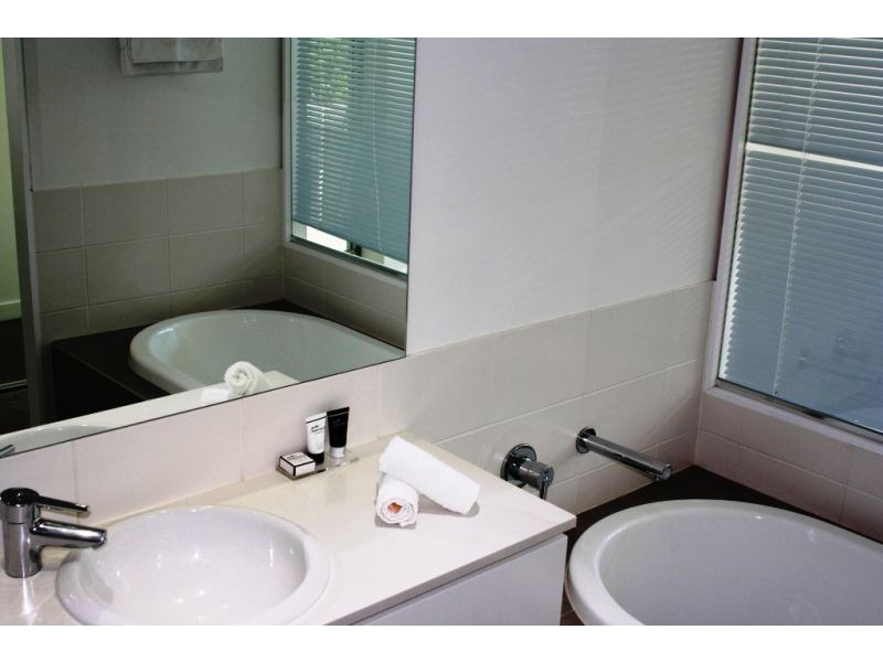 2010/33 T.E Peters Drive, Broadbeach Waters QLD 4218