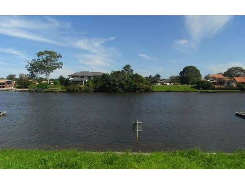 147 Sir Bruce Small Boulevard, Benowa QLD 4217