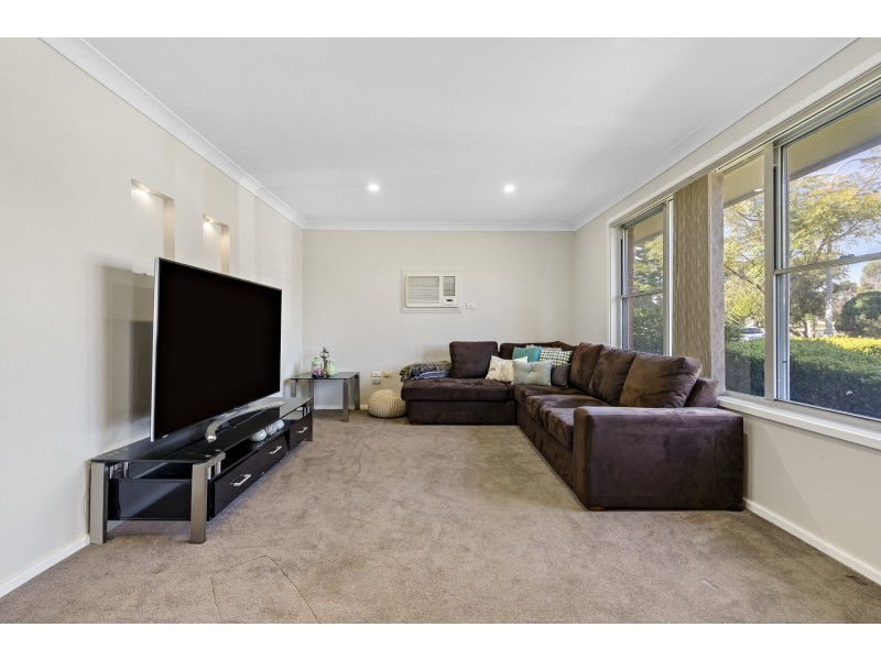 4 Chateau Crescent, St Clair NSW 2759