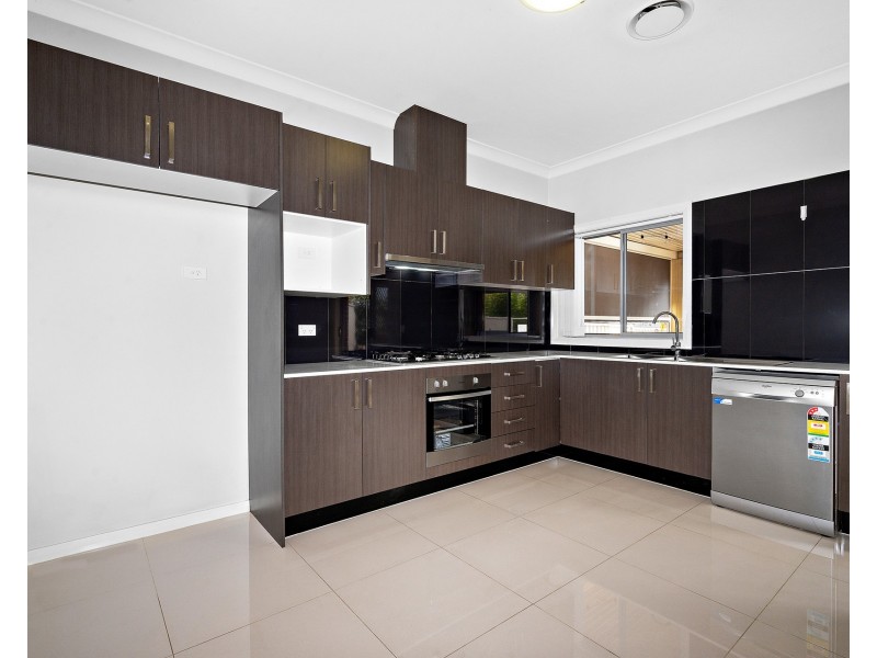 2/33 Railway Road, Quakers Hill NSW 2763