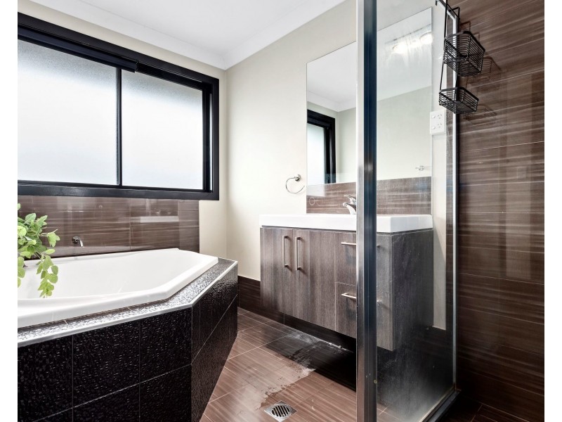 40 & 40a Hampton Crescent, Prospect NSW 2148