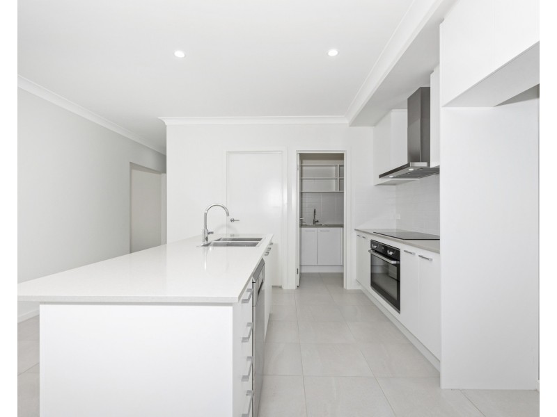 4 Tulip Place, Quakers Hill NSW 2763