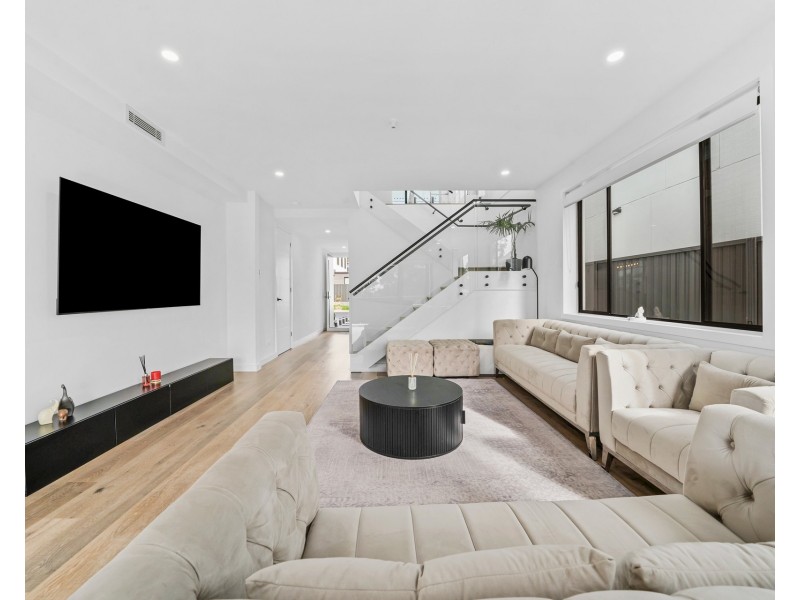 33 Pecan Crescent, Riverstone NSW 2765