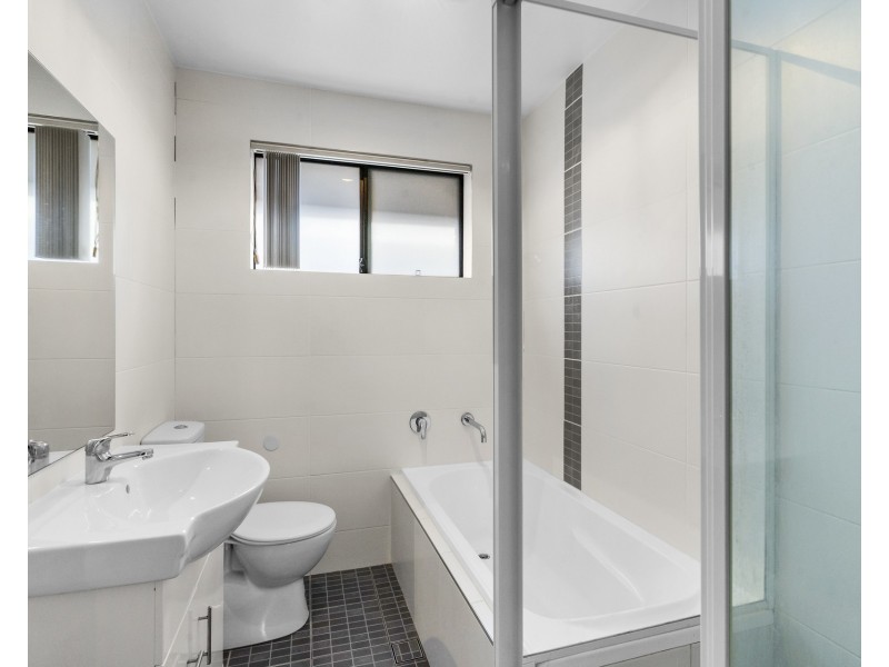 4 Robyn Street, Woodpark NSW 2164