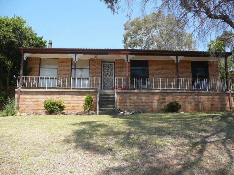 18 Eloura Cres, Woodbine NSW 2560