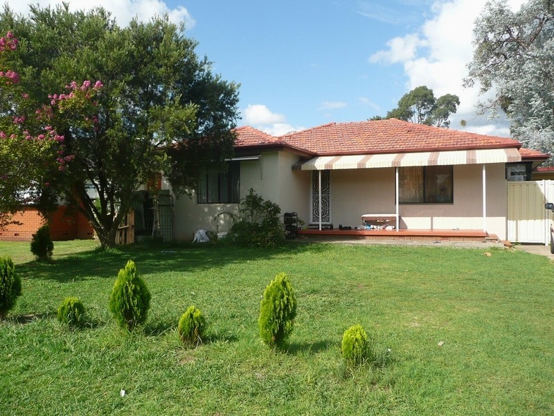 4 Forbes Place, Leumeah NSW 2560