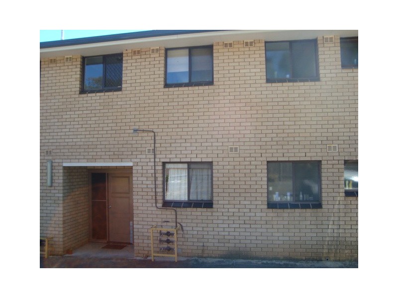8/18 Sturt St, Campbelltown NSW 2560
