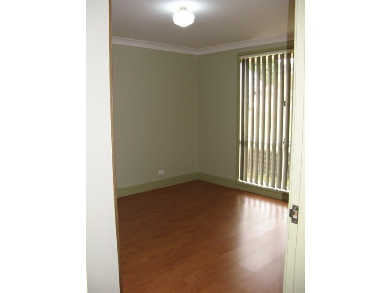 33 Lorenzo Cres, Rosemeadow NSW 2560