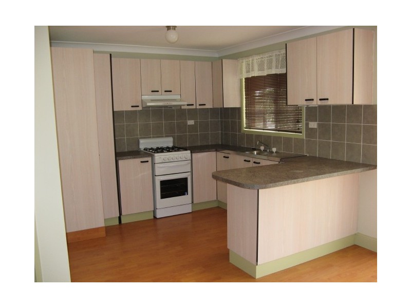 33 Lorenzo Cres, Rosemeadow NSW 2560