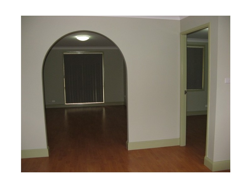 33 Lorenzo Cres, Rosemeadow NSW 2560