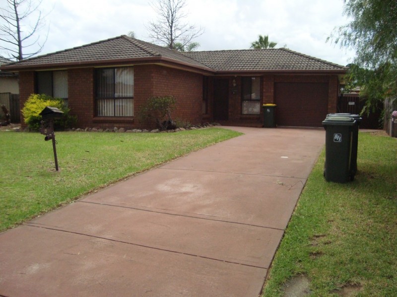 4 Fortinbras Close, Rosemeadow NSW 2560