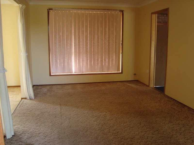 4 Fortinbras Close, Rosemeadow NSW 2560