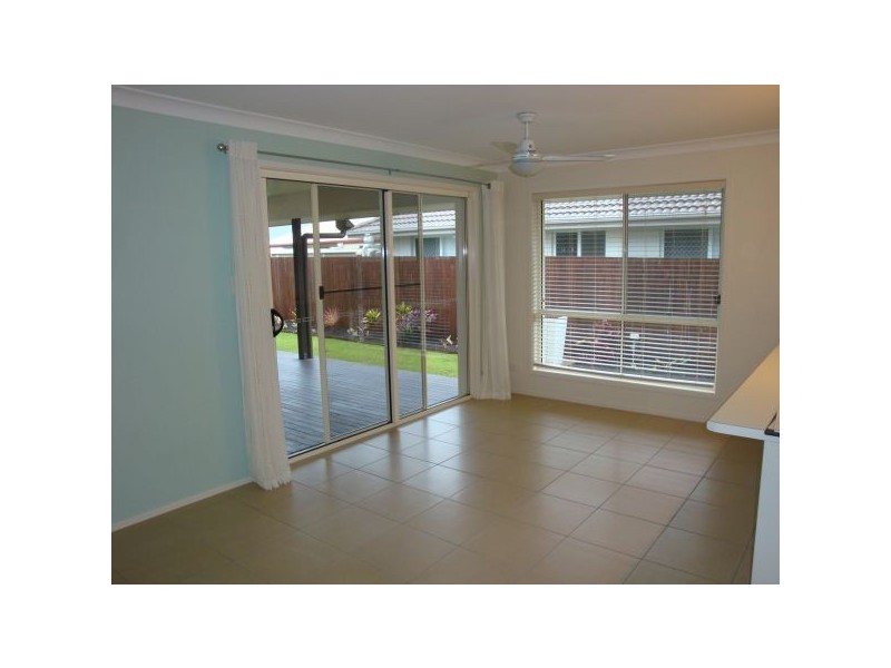 2A Whiteoak St, Sippy Downs QLD 4556