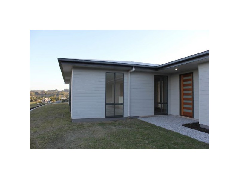 27 Patrick King Dve, Nambour QLD 4560