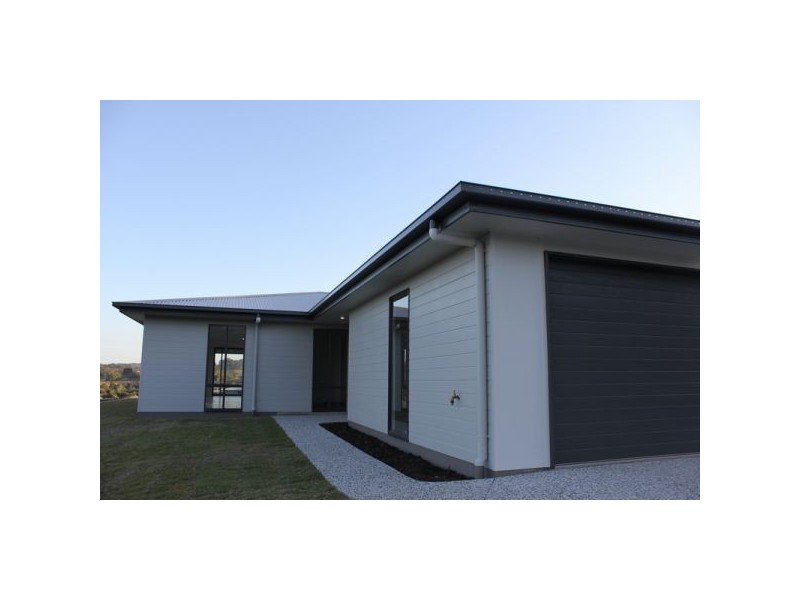 27 Patrick King Dve, Nambour QLD 4560