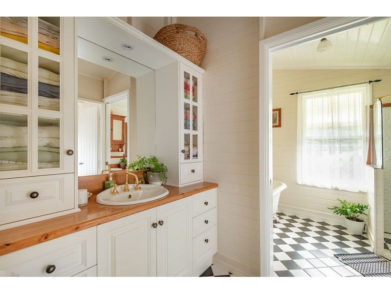 64 Leggetts Loop, Kin Kin QLD 4571