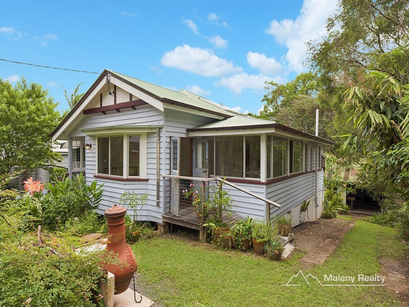 16 Ash St, Maleny QLD 4552