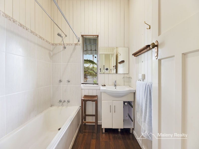 16 Ash St, Maleny QLD 4552