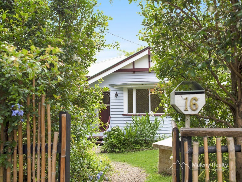 16 Ash St, Maleny QLD 4552