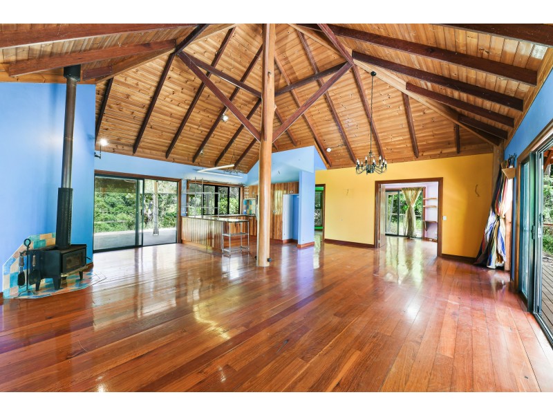 261 Hillcrest Road, Kiamba QLD 4560