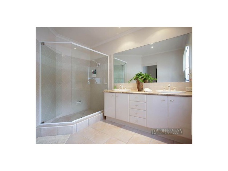 24 Dolphin Cres, Noosaville QLD 4566