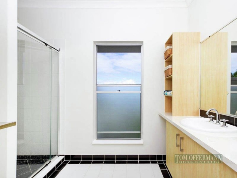 11 Seafarer Court, Castaways Beach QLD 4567