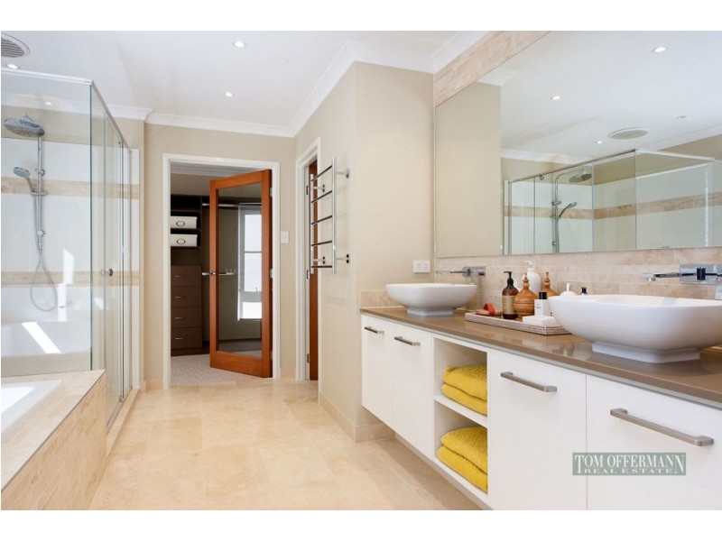 9 Lake Edge Drive, Noosa Heads QLD 4567