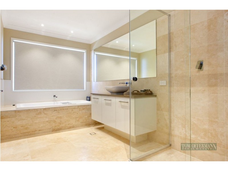 9 Lake Edge Drive, Noosa Heads QLD 4567