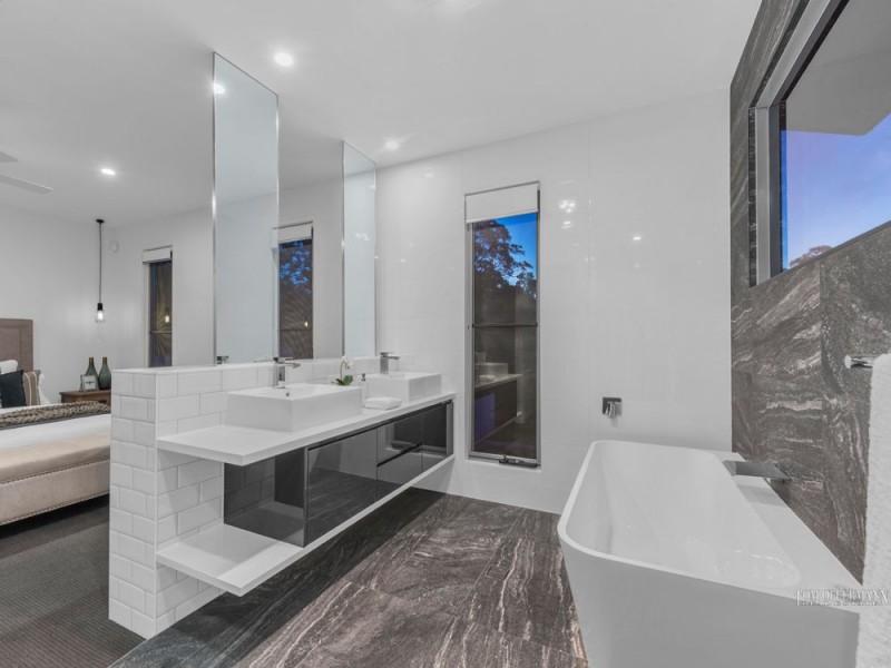 16 Taylor St, Balmoral QLD 4171