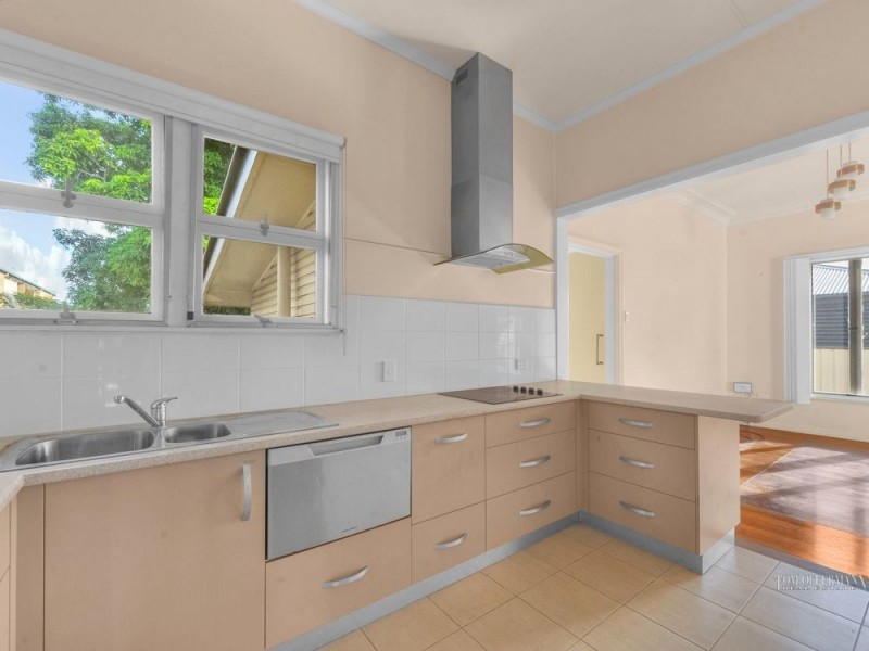 11 Carlton St, Highgate Hill QLD 4101