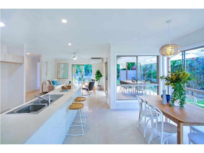 8 Wavecrest Drive, Castaways Beach QLD 4567