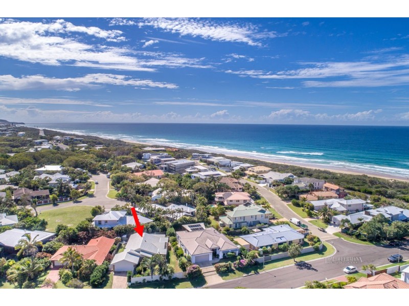 8 Wavecrest Drive, Castaways Beach QLD 4567
