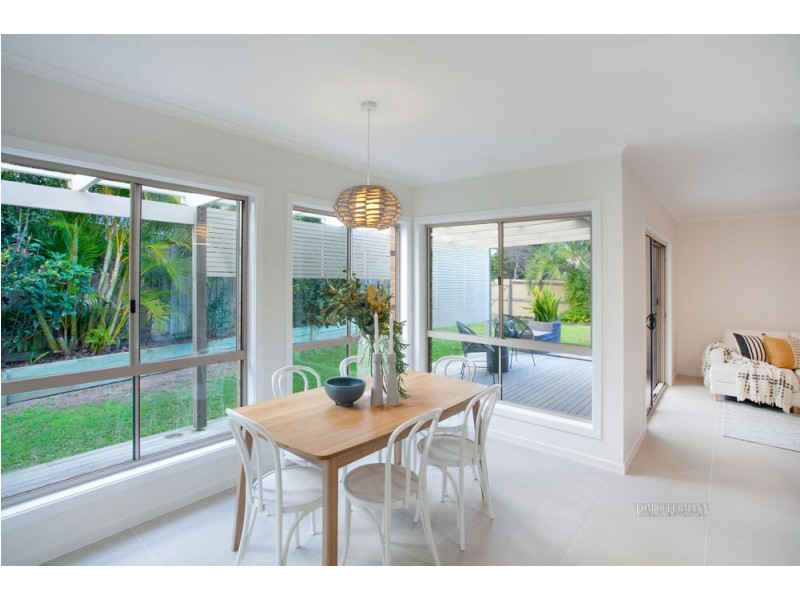 8 Wavecrest Drive, Castaways Beach QLD 4567