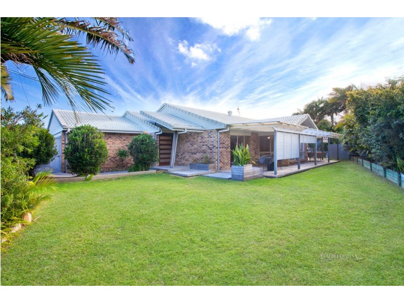 8 Wavecrest Drive, Castaways Beach QLD 4567
