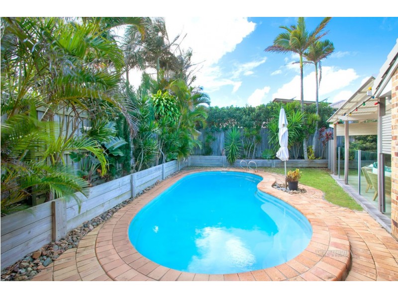 8 Wavecrest Drive, Castaways Beach QLD 4567