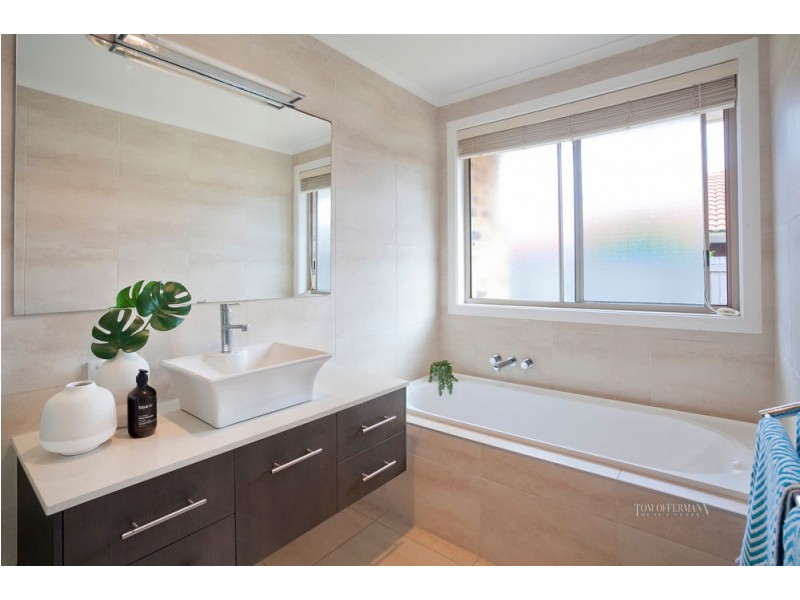 8 Wavecrest Drive, Castaways Beach QLD 4567