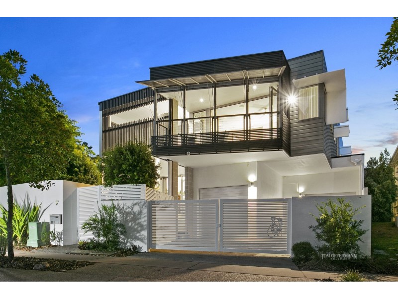 7 Lake Edge Drive, Noosa Heads QLD 4567