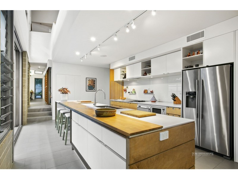 7 Lake Edge Drive, Noosa Heads QLD 4567