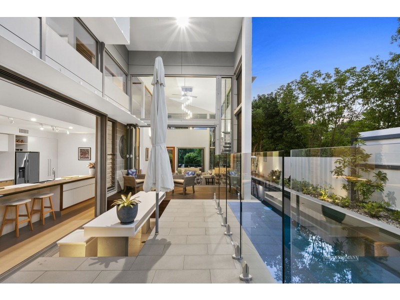 7 Lake Edge Drive, Noosa Heads QLD 4567
