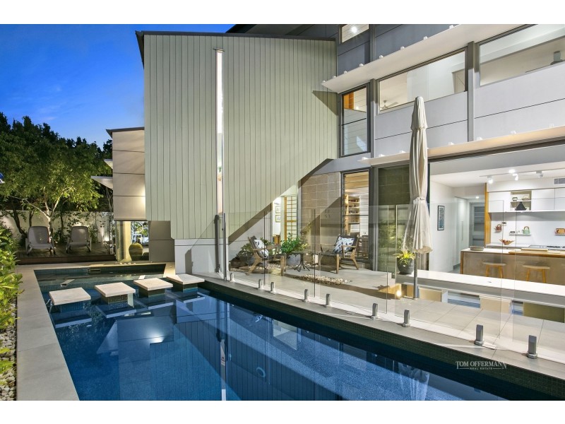 7 Lake Edge Drive, Noosa Heads QLD 4567
