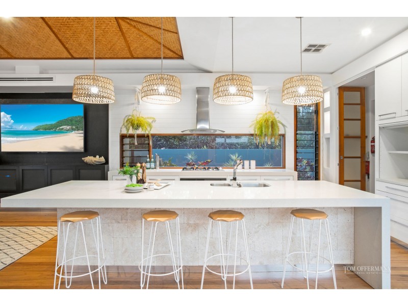 2 Wavecrest Drive, Castaways Beach QLD 4567