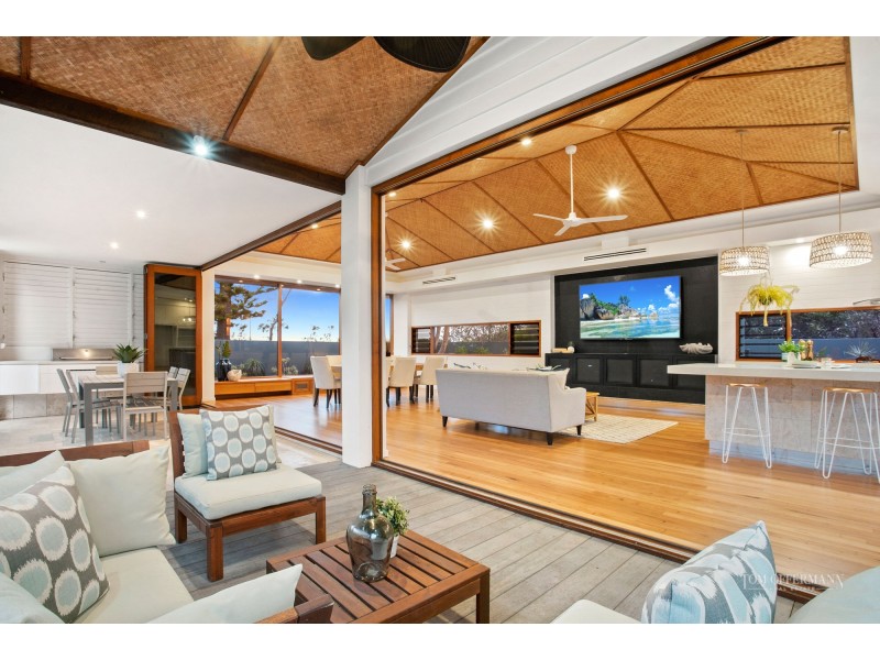 2 Wavecrest Drive, Castaways Beach QLD 4567