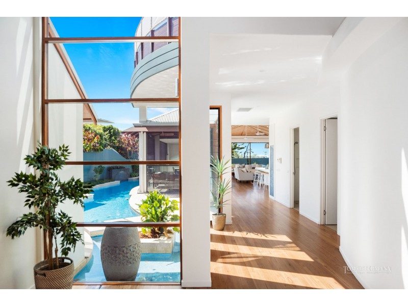 2 Wavecrest Drive, Castaways Beach QLD 4567