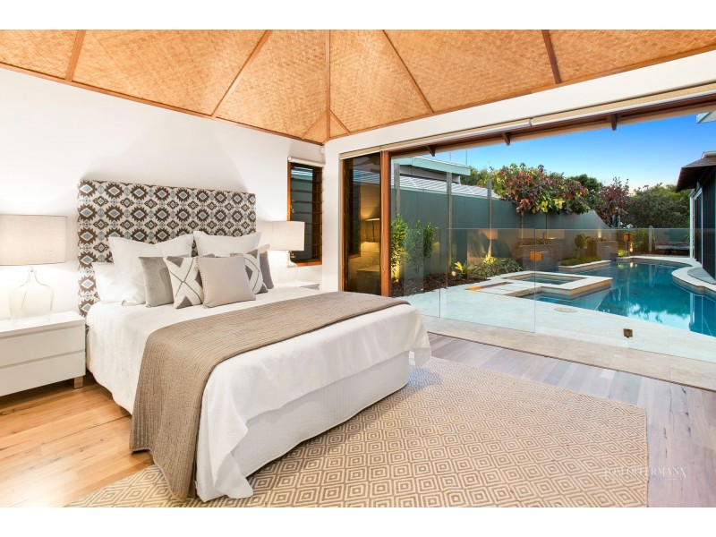 2 Wavecrest Drive, Castaways Beach QLD 4567