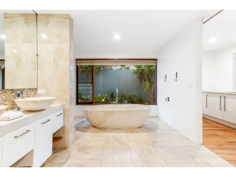 2 Wavecrest Drive, Castaways Beach QLD 4567