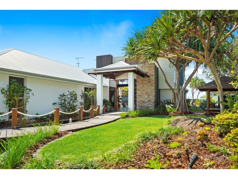 2 Wavecrest Drive, Castaways Beach QLD 4567