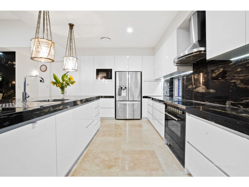 3 Robert Street, Noosaville QLD 4566