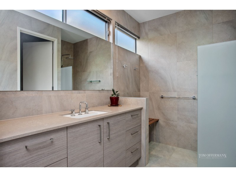 5 Lake Edge Drive, Noosa Heads QLD 4567