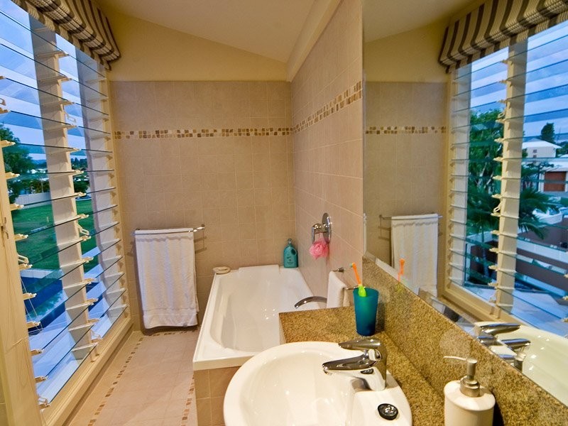 4 Leeside Place, Noosa Waters QLD 4566