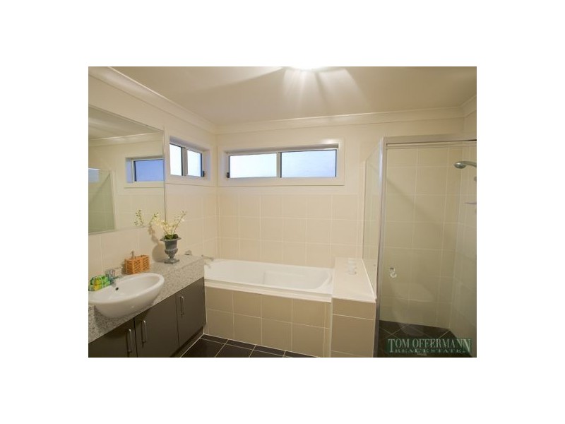 9/2 Lake Weyba Drive, Noosaville QLD 4566